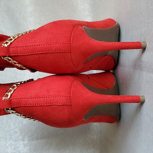 🆕️MARC FISHER Danisa Red Faux Suede Gold Tone Chain Ankle Heeled Boots SIZE: 8M - Picture 6 of 11